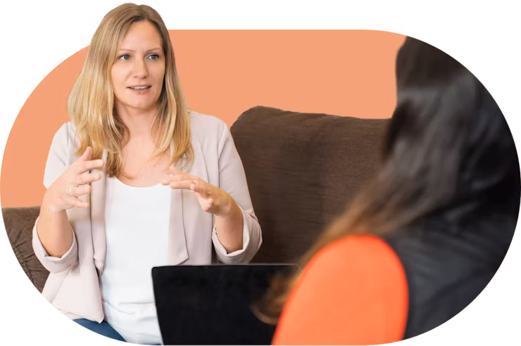 동료와 대화를 나누는 ExpressVPN 직원